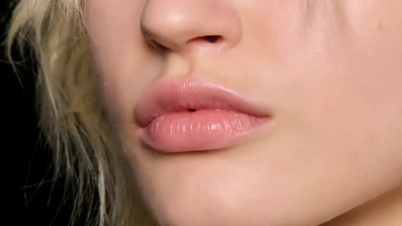 Labbra piene e luminose, effetto filler labbra naturale.