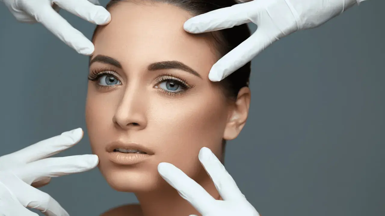 Viso di donna con mani guantate che valutano la pelle, un'anteprima dei fili di trazione prima e dopo.