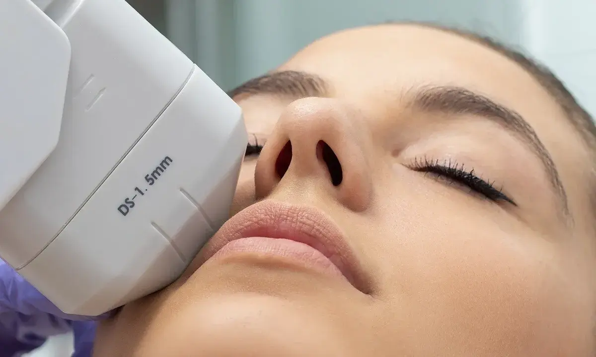 Trattamento viso con laser per macchie: scopri le opinioni e i risultati di questa procedura estetica per una pelle uniforme e luminosa.