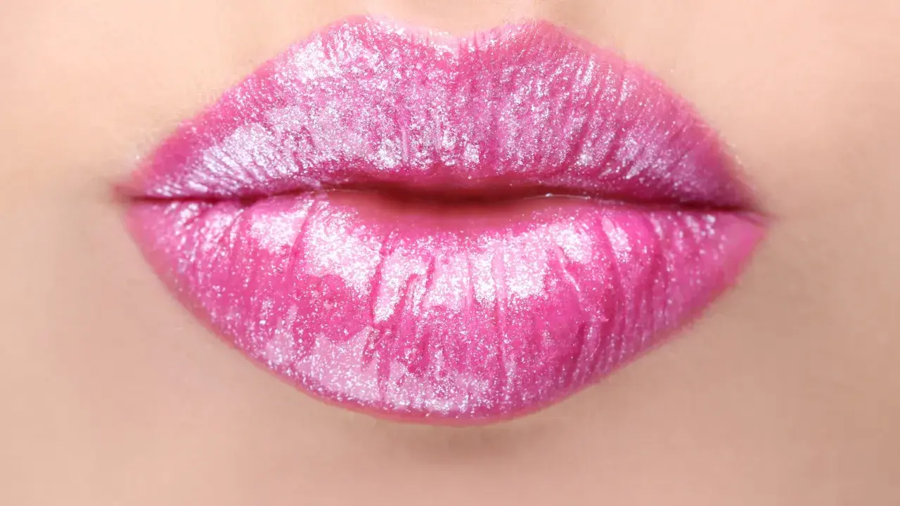 Labbra piene e sensuali, con un tocco scintillante, perfette per un look da "filler labbra a cuore".