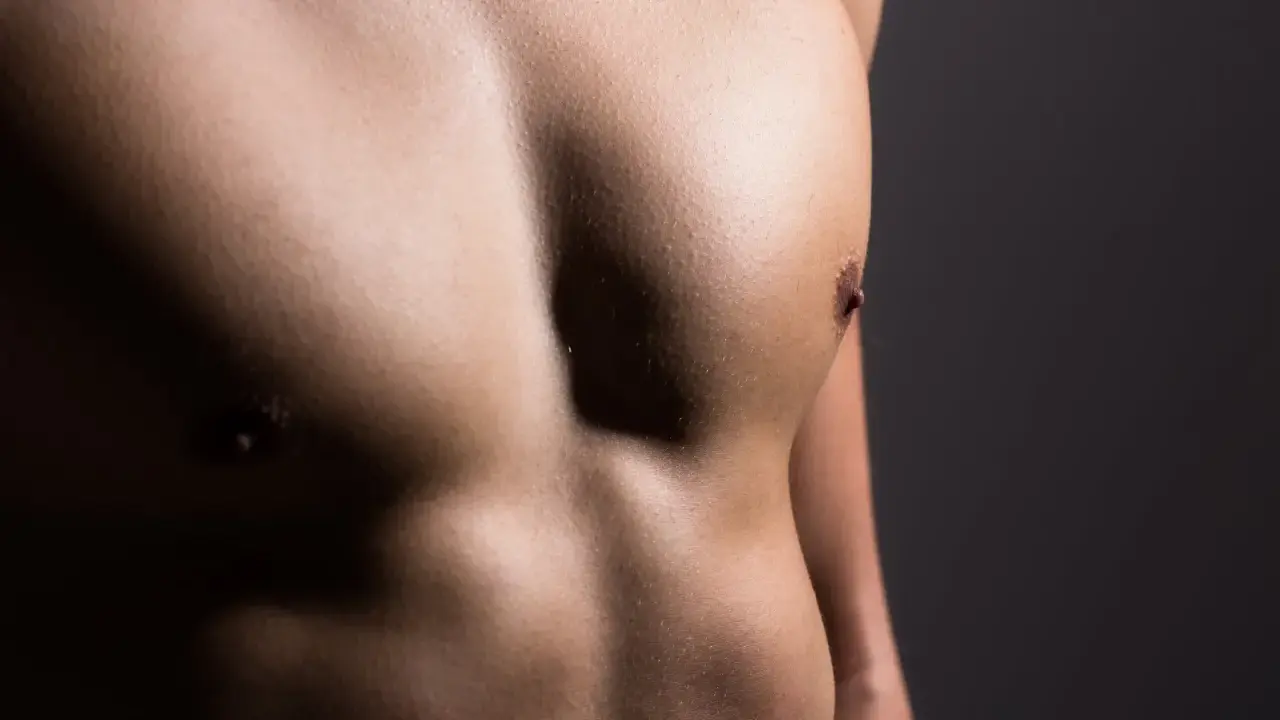 Torace maschile definito, con addominali scolpiti. Potrebbe essere il risultato di criolipolisi petto uomo per un aspetto più tonico.