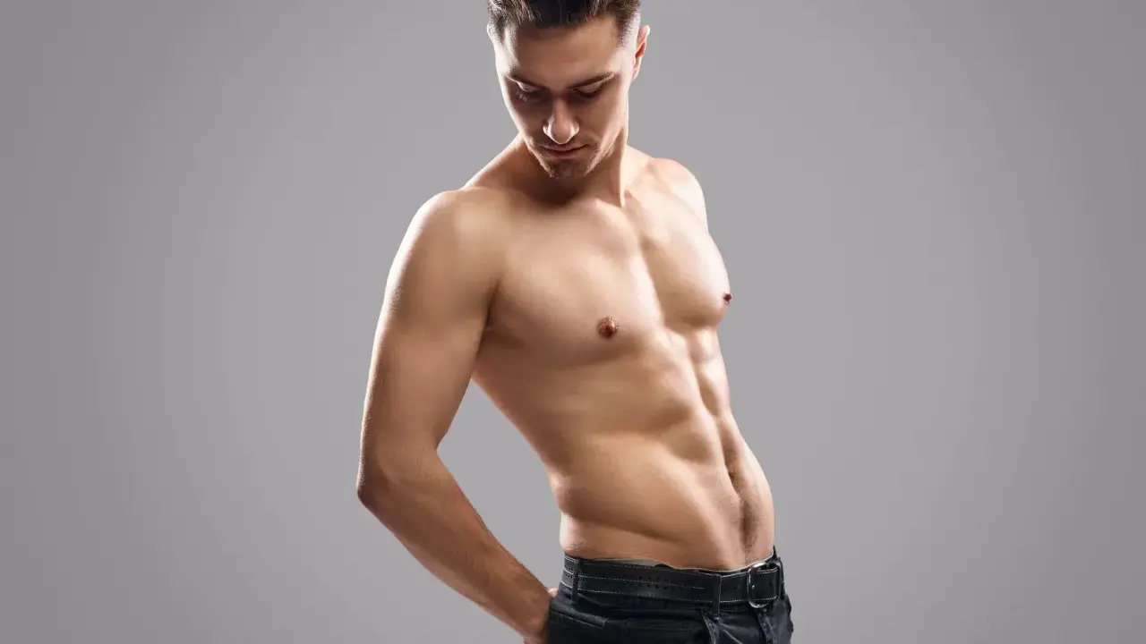 Uomo con addominali scolpiti, frutto di allenamento o forse addominali finti chirurgia estetica.