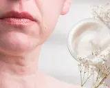Pelle del viso con rughe e un vasetto di crema, suggerendo un trattamento per tirare la pelle.