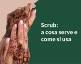 Mani con scrub corpo al caffè, per una pelle liscia e luminosa. Scopri cos'è e come usarlo.