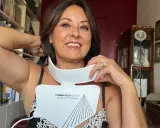 Donna sorridente prova un dispositivo LED per collo e décolleté, una soluzione per le rughe décolleté come eliminarle.