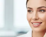 Viso radioso con pelle liscia, un sorriso smagliante. La bellezza non si ferma, nemmeno in allattamento, ma il botox in allattamento è sconsigliato.