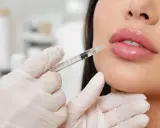 Mani guantate iniettano filler labbra per un aspetto più pieno e sensuale.