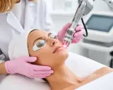 Donna riceve un trattamento laser co2 per il viso, protetta da occhiali speciali.
