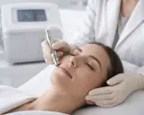 Una donna riceve un trattamento di microdermoabrasione per una pelle radiosa.