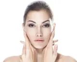 Viso di donna con mani che accarezzano le guance. Ci si chiede: dermamelan dopo quanto fa effetto per una pelle perfetta?