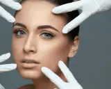 Viso di donna con mani guantate che valutano la pelle, un'anteprima dei fili di trazione prima e dopo.