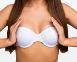 Risultato visibile del filler seno prima e dopo: un décolleté più pieno e armonioso.