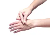 Mano che pizzica la pelle per testarne l'elasticità.