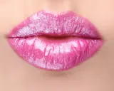 Labbra piene e sensuali, con un tocco scintillante, perfette per un look da "filler labbra a cuore".