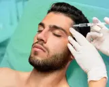 Un uomo riceve un'iniezione di botox sulla fronte. La domanda su quanto dura il botox è comune per chi considera questo trattamento.