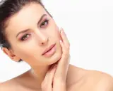 Viso radioso con mani che accarezzano la pelle. Informazioni sui prp viso rischi per una bellezza sicura.