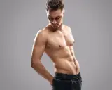Uomo con addominali scolpiti, frutto di allenamento o forse addominali finti chirurgia estetica.