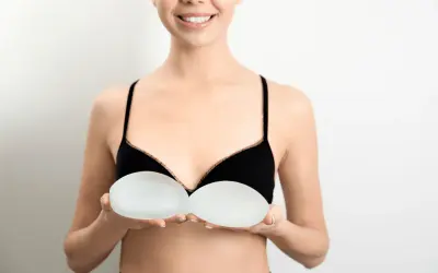 Donna sorridente mostra protesi 400 cc taglia, pronte per un cambiamento.