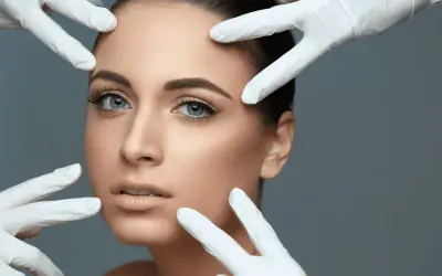 Viso di donna con mani guantate che valutano la pelle, un'anteprima dei fili di trazione prima e dopo.