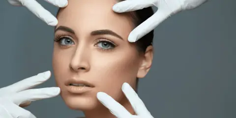 Viso di donna con mani guantate che valutano la pelle, un'anteprima dei fili di trazione prima e dopo.