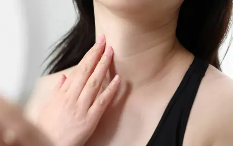 Dita sfiorano il collo, evidenziando gli "anelli di Venere", segni di bellezza e tempo.