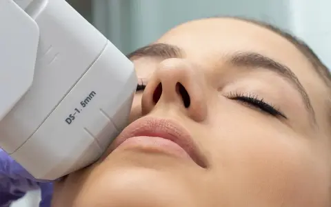 Trattamento viso con laser per macchie: scopri le opinioni e i risultati di questa procedura estetica per una pelle uniforme e luminosa.