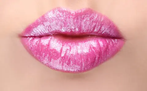 Labbra piene e sensuali, con un tocco scintillante, perfette per un look da "filler labbra a cuore".