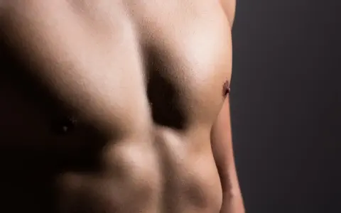 Torace maschile definito, con addominali scolpiti. Potrebbe essere il risultato di criolipolisi petto uomo per un aspetto più tonico.