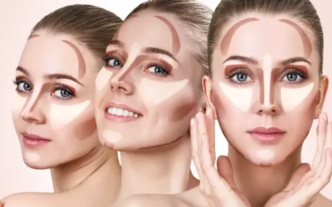 Tre volti femminili mostrano il contouring viso con tecniche di ombreggiatura e illuminazione, simili a un filler per definire i tratti.