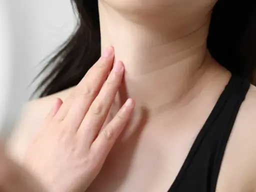 Dita sfiorano il collo, evidenziando gli "anelli di Venere", segni di bellezza e tempo.