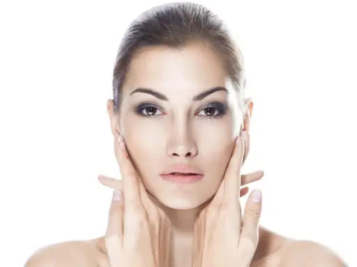 Viso di donna con mani che accarezzano le guance. Ci si chiede: dermamelan dopo quanto fa effetto per una pelle perfetta?