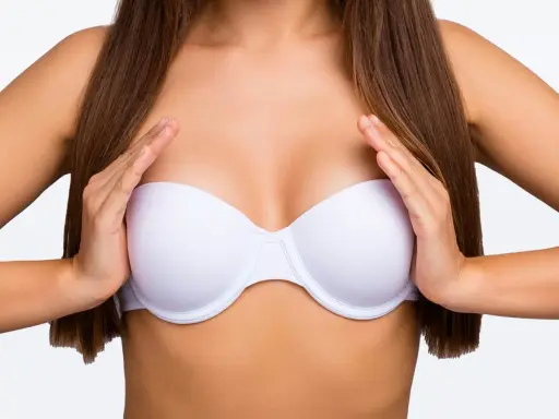 Risultato visibile del filler seno prima e dopo: un décolleté più pieno e armonioso.