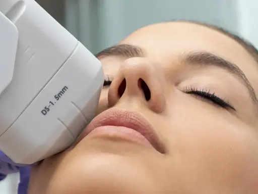 Trattamento viso con laser per macchie: scopri le opinioni e i risultati di questa procedura estetica per una pelle uniforme e luminosa.
