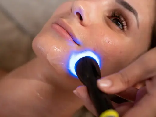 Primo piano di un viso sottoposto a biorivitalizzazione con luce blu. Informarsi sulle biorivitalizzazione viso controindicazioni prima del trattamento.