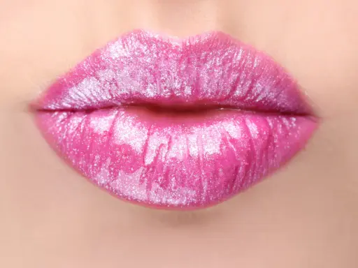Labbra piene e sensuali, con un tocco scintillante, perfette per un look da "filler labbra a cuore".