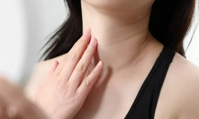 Dita sfiorano il collo, evidenziando gli "anelli di Venere", segni di bellezza e tempo.
