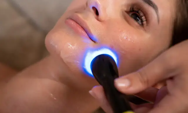 Primo piano di un viso sottoposto a biorivitalizzazione con luce blu. Informarsi sulle biorivitalizzazione viso controindicazioni prima del trattamento.