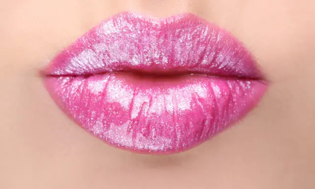 Labbra piene e sensuali, con un tocco scintillante, perfette per un look da "filler labbra a cuore".