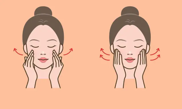 Illustrazione di una donna che massaggia il viso per il rilassamento cutaneo. Le frecce rosse indicano il movimento verso l'alto.