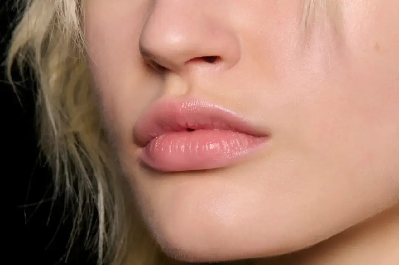 Labbra piene e luminose, effetto filler labbra naturale.