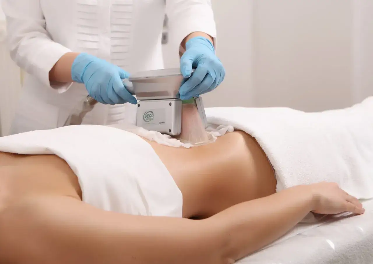 Trattamento di criolipolisi su addome. Le opinioni mediche confermano l'efficacia per rimodellare il corpo.