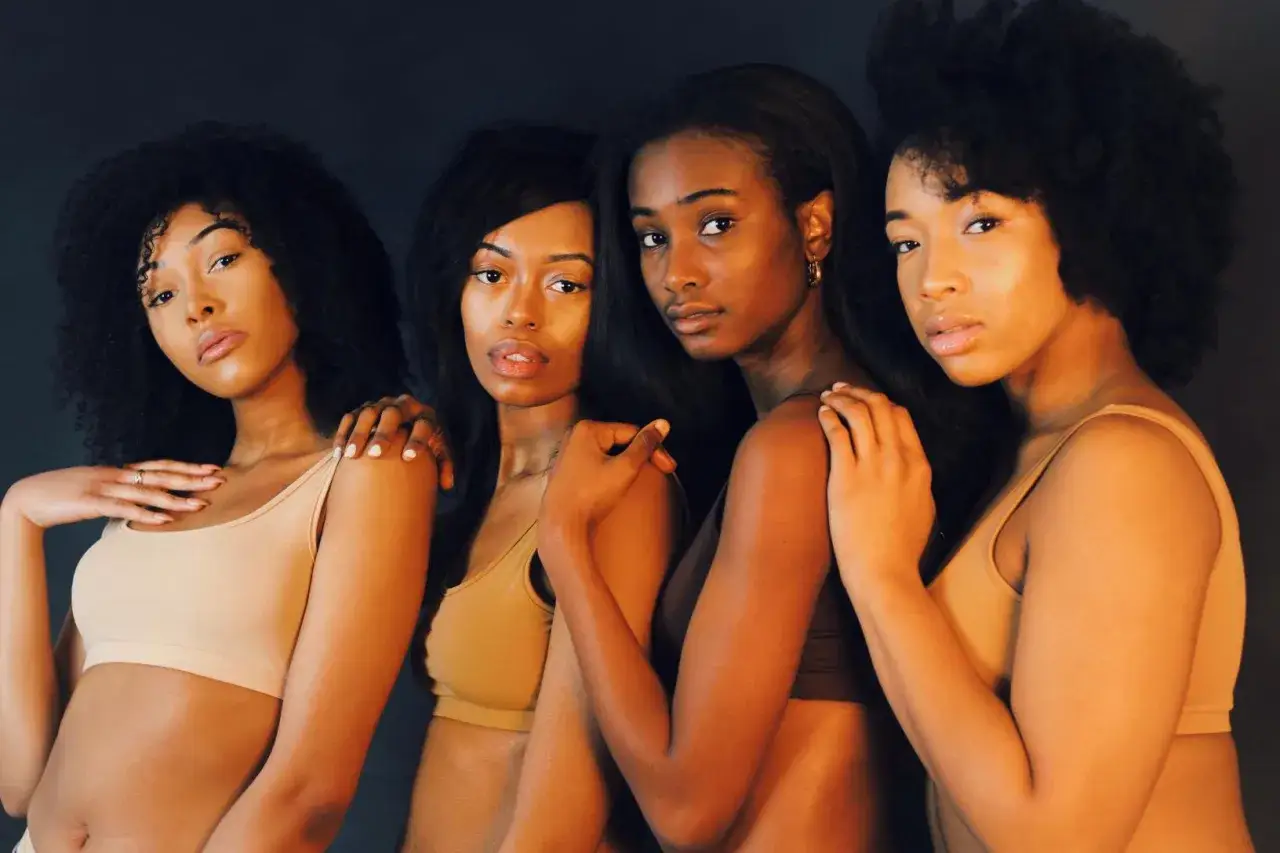 Quattro donne con diverse tonalità di pelle, un inno alla melanina cos'è e alla sua bellezza.