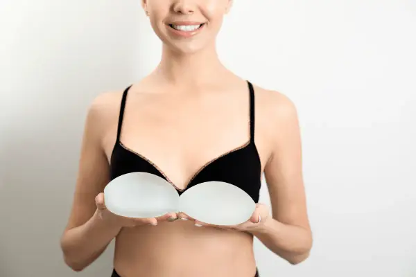 Donna sorridente mostra protesi 400 cc taglia, pronte per un cambiamento.