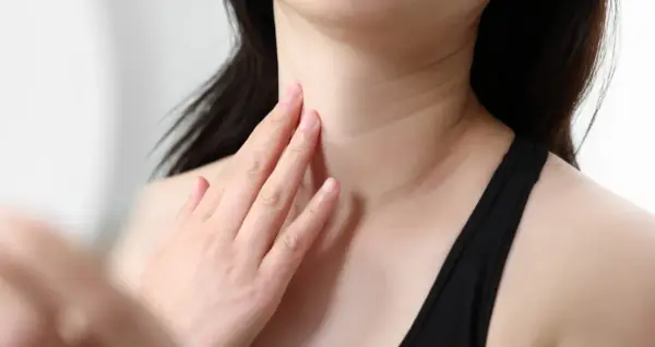 Dita sfiorano il collo, evidenziando gli "anelli di Venere", segni di bellezza e tempo.