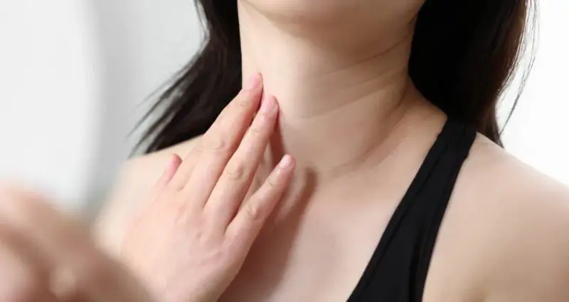 Dita sfiorano il collo, evidenziando gli "anelli di Venere", segni di bellezza e tempo.